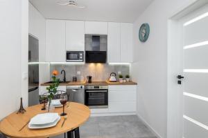 Kuchyňa alebo kuchynka v ubytovaní Apartamenty Marii Konopnickiej Kraków