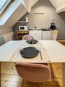 Kuchnia lub aneks kuchenny w obiekcie Magnifique studio centre ville Saint Leu 2 pers