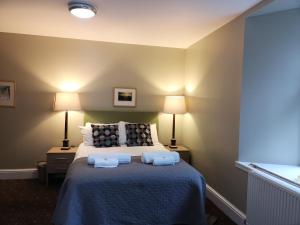 um quarto com uma cama com duas toalhas em Raasay House Hotel em Raasay