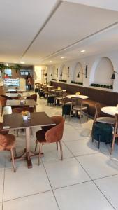 a restaurant with tables and chairs in a room at COBERTURA VISTA MAR in João Pessoa