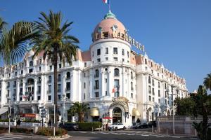 um grande edifício branco com uma torre em cima em Studio Centre Ville em Nice