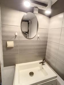 łazienka z umywalką i lustrem w obiekcie Magnifique studio centre ville Saint Leu 2 pers w Amiens