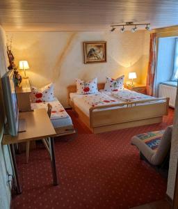 een hotelkamer met 2 bedden en een televisie bij Gasthof Adler in Zusmarshausen