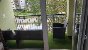 Balkonas arba terasa apgyvendinimo įstaigoje Cadet Apartman with lake view