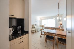 une cuisine et un salon avec une table et des chaises dans l'établissement CASA BELLINA, à Davos