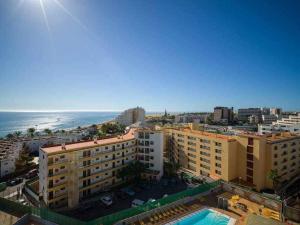 een luchtzicht op een hotel en de oceaan bij Marlenghi Apartments 818 in San Bartolomé