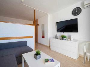 een woonkamer met een bank en een tv bij Marlenghi Apartments 818 in San Bartolomé