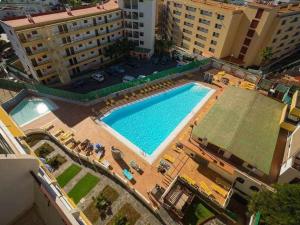 een uitzicht over een groot zwembad in een stad bij Marlenghi Apartments 818 in San Bartolomé