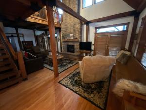 - un salon avec un canapé et une cheminée dans l'établissement O'Brist Lakehouse on Centralia Lake, à Salem