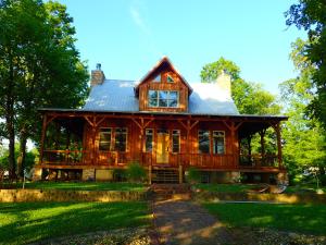 une grande maison en bois avec un toit en métal dans l'établissement O'Brist Lakehouse on Centralia Lake, à Salem