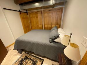- une chambre avec un lit avec une tête de lit et deux lampes dans l'établissement O'Brist Lakehouse on Centralia Lake, à Salem