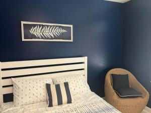 Capri Inn & Apartments tesisinde bir odada yatak veya yataklar