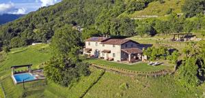 een luchtzicht op een huis op een heuvel bij La Locanda del Moro in Pieve Fosciana