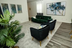 Χώρος καθιστικού στο Lavishly Decorated 3-Bedroom Home Near Samsung-Taylor with King-Sized Bed