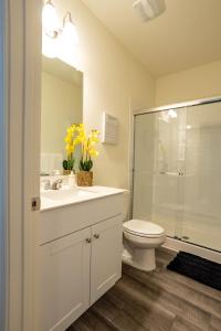 Ένα μπάνιο στο Lavishly Decorated 3-Bedroom Home Near Samsung-Taylor with King-Sized Bed