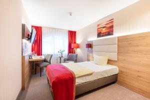 Postel nebo postele na pokoji v ubytování Centralhotel Binz