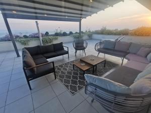 un patio con sofás, sillas y una mesa. en Tajla Rooms en Split