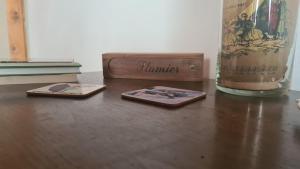 una mesa de madera con una caja junto a un jarrón en La Maison Deux, en Albinea