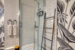 een badkamer met een douche en een glazen deur bij Charmant T3 - centre ville - proche du lac in Annecy