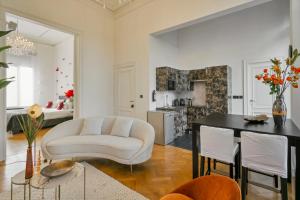 uma sala de estar com um sofá branco e uma mesa em LePalaisduSud em Antuérpia