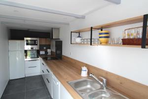 a kitchen with a sink and a counter top at Maison de pêcheur in Combrit