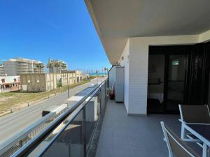 A balcony or terrace at Apartamento moderno para disfrutar con la familia con parking y piscina