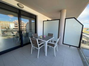 A balcony or terrace at Apartamento moderno para disfrutar con la familia con parking y piscina