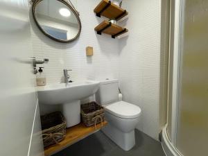 A bathroom at Apartamento moderno para disfrutar con la familia con parking y piscina
