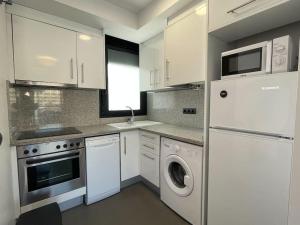A kitchen or kitchenette at Apartamento moderno para disfrutar con la familia con parking y piscina