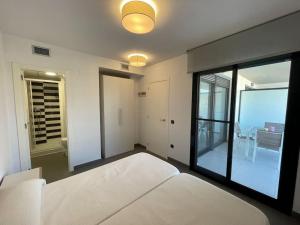 A bed or beds in a room at Apartamento moderno para disfrutar con la familia con parking y piscina
