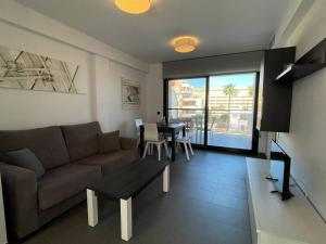 A television and/or entertainment centre at Apartamento moderno para disfrutar con la familia con parking y piscina