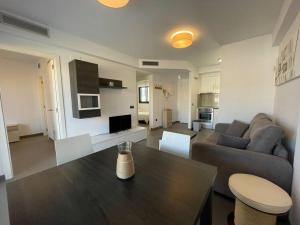 A kitchen or kitchenette at Apartamento moderno para disfrutar con la familia con parking y piscina
