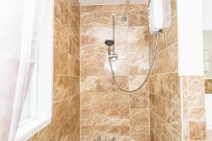 Ένα μπάνιο στο Shirley House 3, Guest House, Self Catering, Self Check in with Smart Locks, Use of Fully Equipped Kitchen, close to City Centre, Ideal for Longer Stays, Walking Distance to BAT, 20 min Drive to Fawley Refinery, Excellent Transport Links