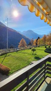 une vue sur un champ verdoyant avec des montagnes en arrière-plan dans l'établissement Retreat SoloHike, à Mörel