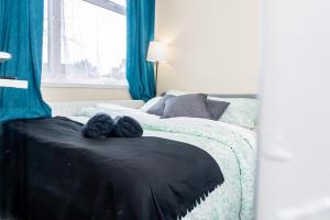 a bedroom with a bed with two stuffed animals on it at Shirley House 3, Guest House, Self Catering, Self Check in with Smart Locks, Use of Fully Equipped Kitchen, close to City Centre, Ideal for Longer Stays, Walking Distance to BAT, 20 min Drive to Fawley Refinery, Excellent Transport Links in Southampton