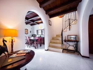 sala de estar con escalera y mesa en Luxury house Corte dei Galati, en Galatone