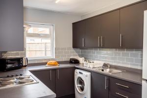 Η κουζίνα ή μικρή κουζίνα στο Shirley House 3, Guest House, Self Catering, Self Check in with Smart Locks, Use of Fully Equipped Kitchen, close to City Centre, Ideal for Longer Stays, Walking Distance to BAT, 20 min Drive to Fawley Refinery, Excellent Transport Links +81 φωτογραφίες