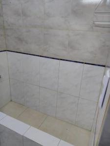 y baño con ducha de azulejos blancos. en BOSQUE LLUVIOSO en Ushuaia