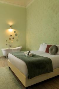 1 dormitorio con cama, bañera y bañera en The Magnificent Maison du Charme, en Florencia