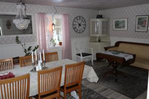 圖什比的住宿－Lekvattnet 123，一间带桌子和钢琴的用餐室