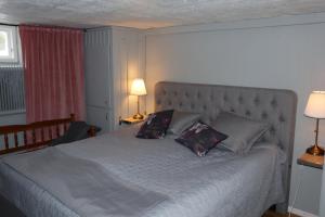 um quarto com uma cama grande e 2 almofadas em Lekvattnet 123 em Torsby
