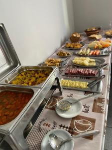 una línea de buffet con muchos tipos diferentes de comida en Granvalle Hotel Juazeiro, en Juazeiro