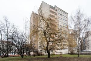 un grand bâtiment avec des arbres devant lui dans l'établissement Boho Dream, à Varsovie