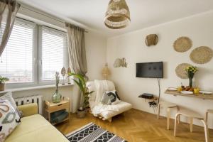 - un salon avec un canapé et une table dans l'établissement Boho Dream, à Varsovie