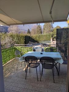 uma mesa e cadeiras sentadas sob uma tenda num pátio em Casa Terrazzo Panoramico em Cannobio