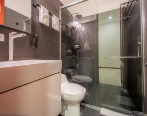 un bagno con wc, lavandino e doccia di San Pedro Claver Luxury in the walled city a Cartagena de Indias Altre 19 foto