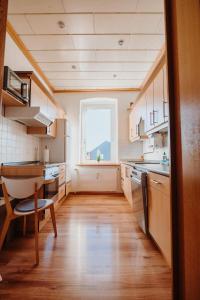eine Küche mit einem Tisch und einem Fenster in der Unterkunft Ferienwohnung Oberhausen Sterkrade in Oberhausen