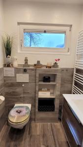 ein Bad mit einem WC und einem Fenster in der Unterkunft Ferienhaus Kirschblüte in Monschau