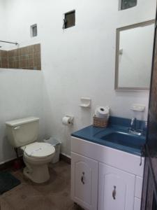 A bathroom at Villas de Alcazaba