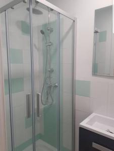 una doccia in vetro in un bagno con lavandino di Casa Rural Los Naranjos a Constantina Altre 27 foto